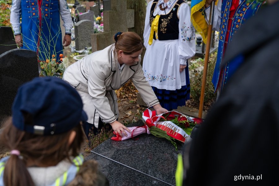 Wiązankę kwiatów składa Aleksandra Kosiorek, prezydent Gdyni (fot. Natalia Kawalerowicz)