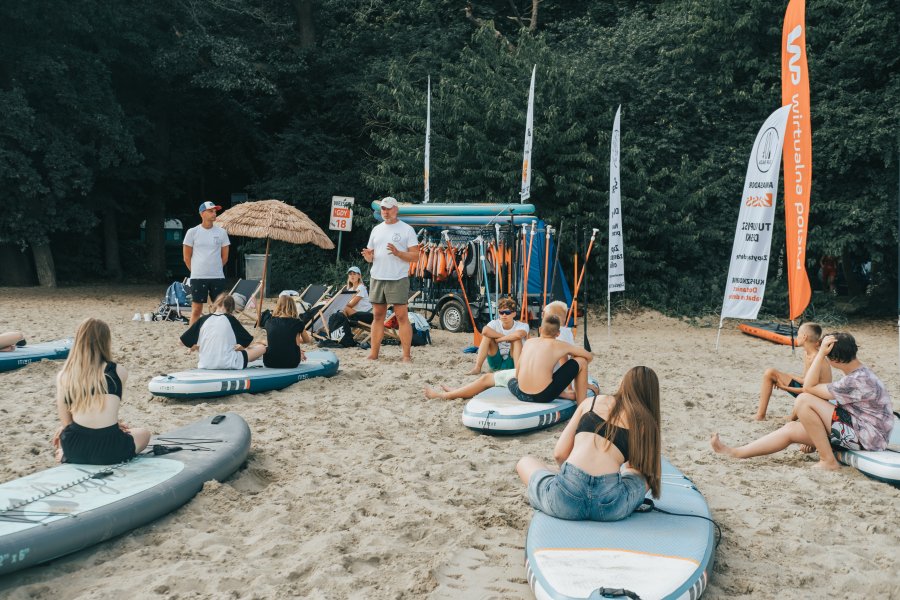 Dzieci z instruktorem na plaży