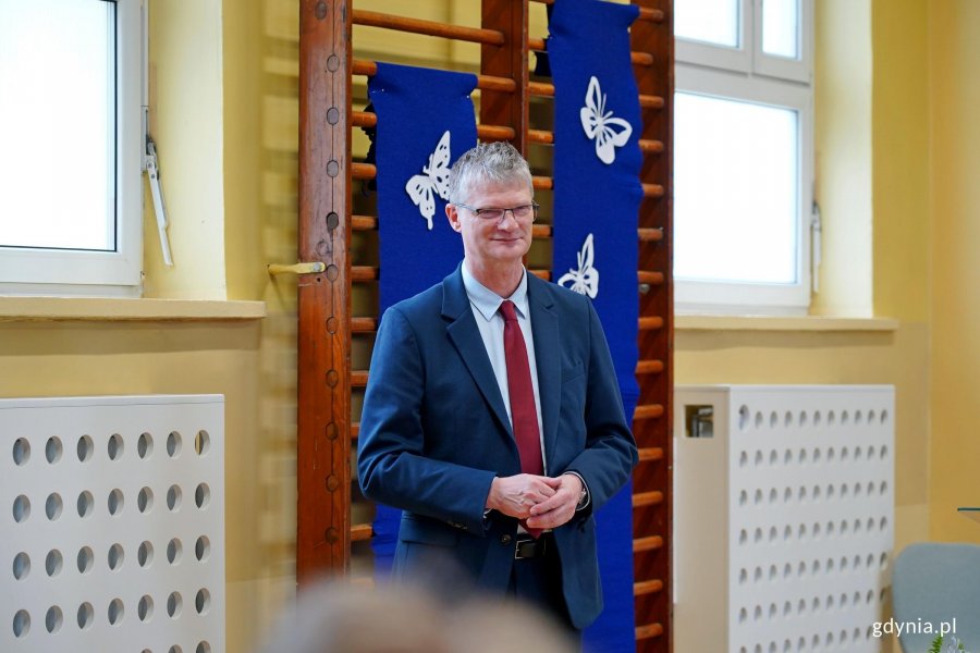 Wiceprezydent Gdyni Rafał Geremek podczas uroczystości z okazji 90-lecia SP nr 11