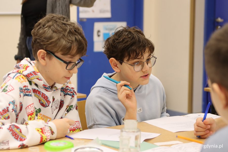 Szkolny Festiwal Nauki w Gdyni w SP 17, na zdjęciu młodzież podczas warsztatów z chemii (fot. Katarzyna Balcerzak)