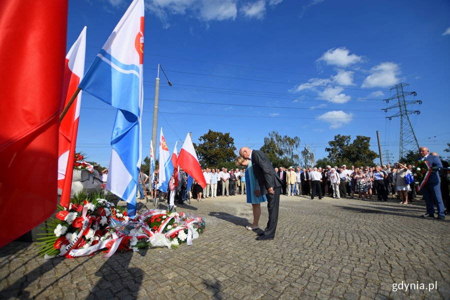 Symboliczne złożenie kwiatów pod pomnikiem Ofiar Grudnia '70, fot. Kamil Złoch