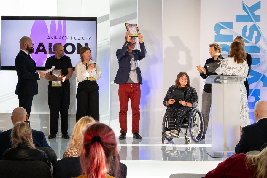 Laureat w kategorii „Animacja kultury” – Szymon Kloska. Razem z nim na scenie m.in. prezydent Aleksandra Kosiorek, Paulina Pohl i Kryspin Pluta