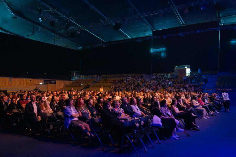Publiczność zgromadzona w Polsat Plus Arenie Gdynia podczas pierwszego koncertu  festiwalu Gdynia Classica Nova