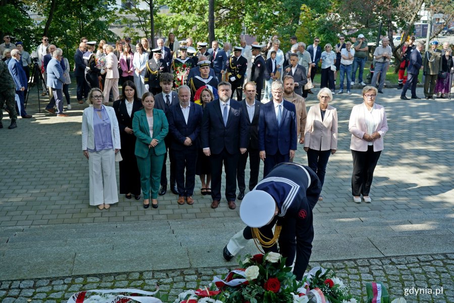 Od lewej: radna Agnieszka Tokarska, Mariola Śrubarczyk-Cichowska – wiceprzewodnicząca Rady Miasta Gdyni, prezydent Gdyni Aleksandra Kosiorek, Paweł Timoszyk z Młodzieżowej Rady Miasta Gdyni, Krzysztof Jankowski – pełnomocnik prezydent Gdyni ds. kombatantów i osób represjonowanych oraz prezes gdyńskiego koła Światowego Związku Żołnierzy Armii Krajowej, radna Larysa Kramin, Tadeusz Szemiot – przewodniczący Rady Miasta Gdyni, radny Norbert Anisowicz, wiceprezydent Gdyni Rafał Geremek oraz radni Łukasz Strzałkowski, Joanna Zielińska i Teresa Bysewska składający kwiaty pod pomnikiem Obrońców Wybrzeża na Cmentarzu Wojennym podczas obchodów 86. rocznicy wybuchu II wojny światowej 