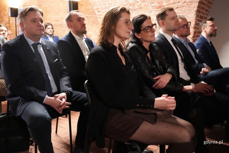 Na zdjęciu (od lewej): m.in.: poseł Michał Kowalski i wiceprezydent Gdyni Tomasz Augustyniak (fot. Magdalena Starnawska)