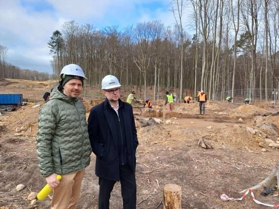 Wizyta na budowie Obwodnicy Witomina. Na zdjęciu (od lewej): Michał Paca, zwycięzca licytacji i Bartłomiej Austen, wiceprezydent Gdyni  (fot. UM Gdyni)