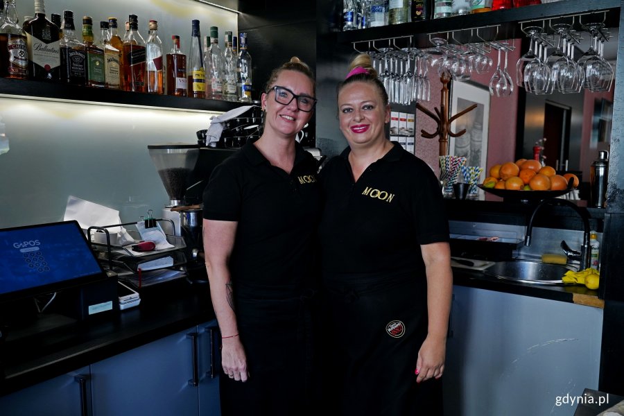 Dwie członkinie zespołu restauracji Moon podczas spotkania jubileuszowego