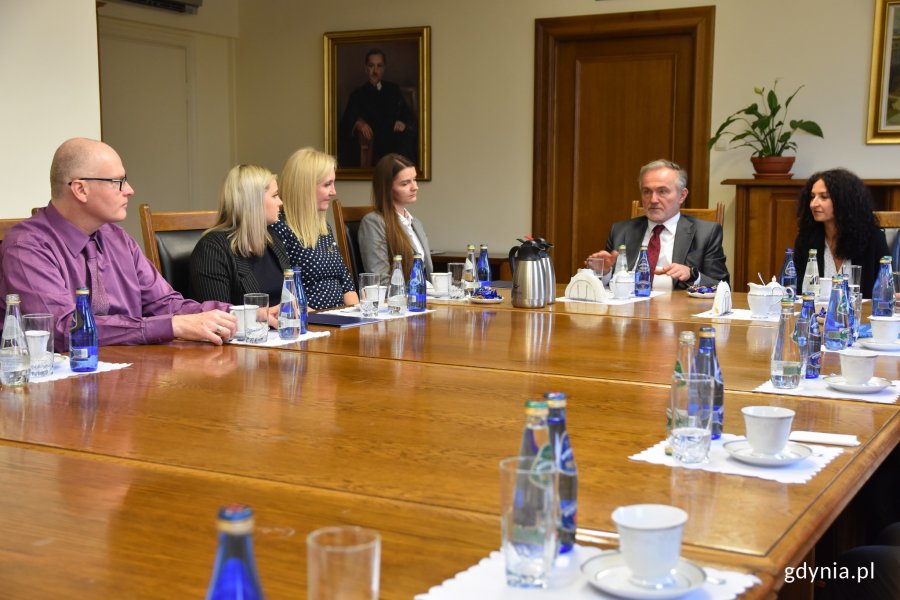 Laureatkom gratulowali: prezydent Gdyni Wojciech Szczurek oraz Katarzyna Gruszka – naczelnik Wydziału Strategii Urzędu Miasta Gdyni i przewodnicząca komisji konkursowej // fot. Magdalena Czernek