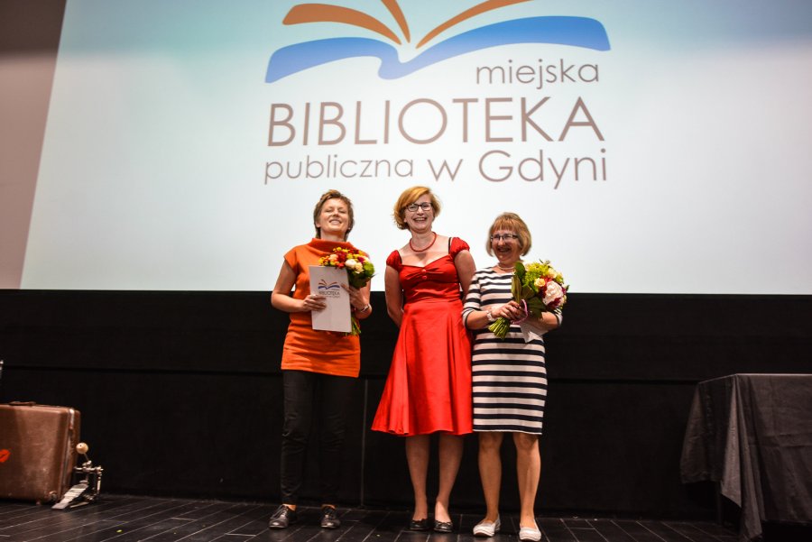 Dzień bibliotekarza w Gdyni - dyrektor biblioteki Natalia Gromow i laureaci