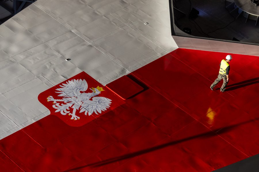 Roll-out Wichra.  Kadłub pierwszego &bdquo;Miecznika&rdquo; opuścił Halę Kadłubową w PGZ Stoczni Wojennej. (fot. comcam.pl/PGZ Stocznia Wojenna) 