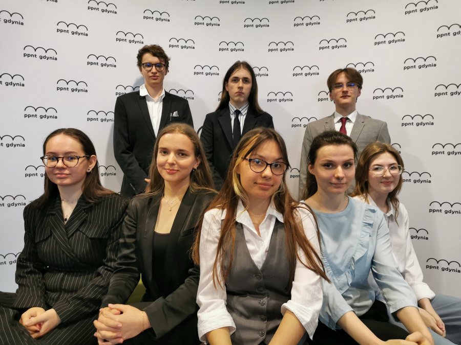 Drużyna prawnicza z gdyńskiej Dwójki reprezentująca Polskę podczas Moot Court Europe 2021 w składzie: Marta Kowaliszyn, Milena Nowaczewska, Adrianna Płocka, Magdalena Kulka, Julia Kuniniec, Paweł Kawa, Remigiusz Sokołowski i Maksymilian Pasikowski