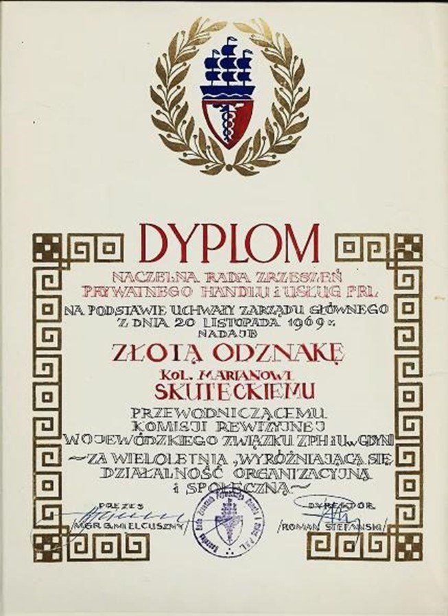 Fot. 5. Dyplomy Mariana Skuteckiego za wieloletnią społeczną i organizacyjną działalność w Zrzeszeniu Prywatnego Handlu i Usług z roku: 1949, 1954, 1969 i odznaczenie „Zasłużonym Ziemi Gdańskiej” z 1972r.