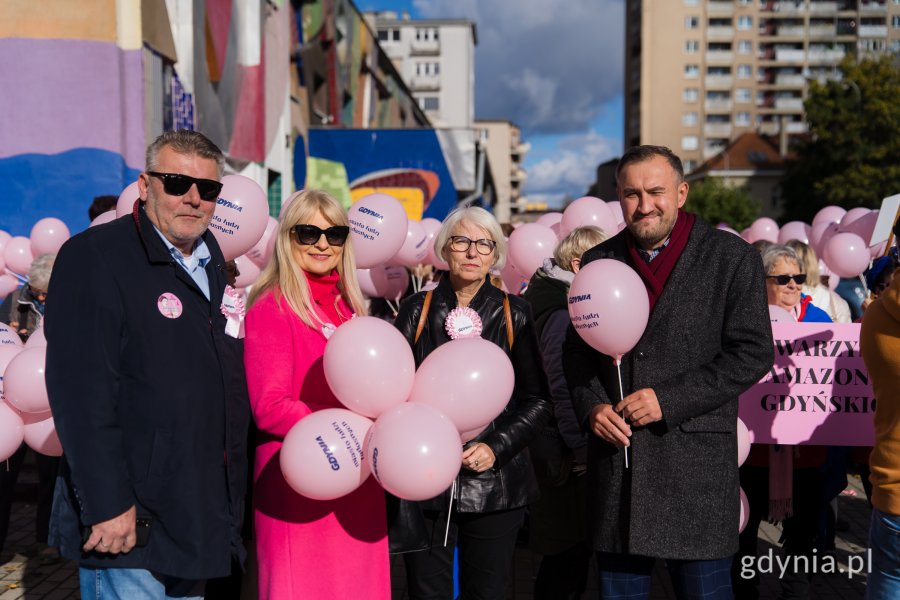 Od prawej: wiceprezydent Gdyni Tomasz Augustyniak, radna miasta Joanna Zielińska i Bożena Zglińska – dyrektorka Centrum Aktywności Seniora podczas Marszu Różowej Wstążki