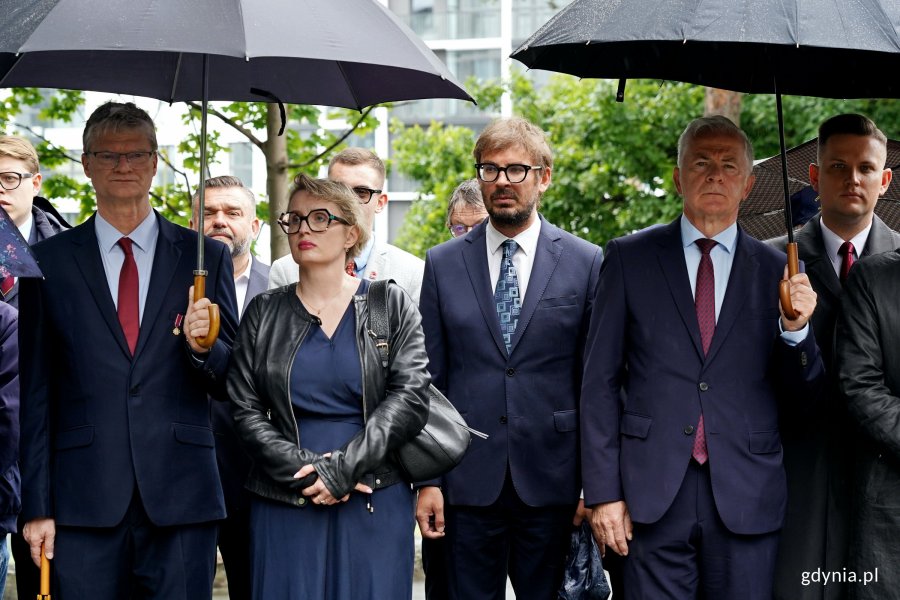 W uroczystościach z okazji 87. rocznicy wybuchu II wojny światowej na Cmentarzu Wojennym w Redłowie wzięli udział m.in.: senator Sławomir Rybicki, wiceprezydent Gdyni Rafał Geremek, radna Gdyni Agnieszka Tokarska, Adam Labuhn &ndash; dyrektor biura poselskiego Rafała Siemaszki czy Paweł Wojnowski &ndash; dyrektor biura poselskiego Henryki Krzywonos-Strycharskiej 