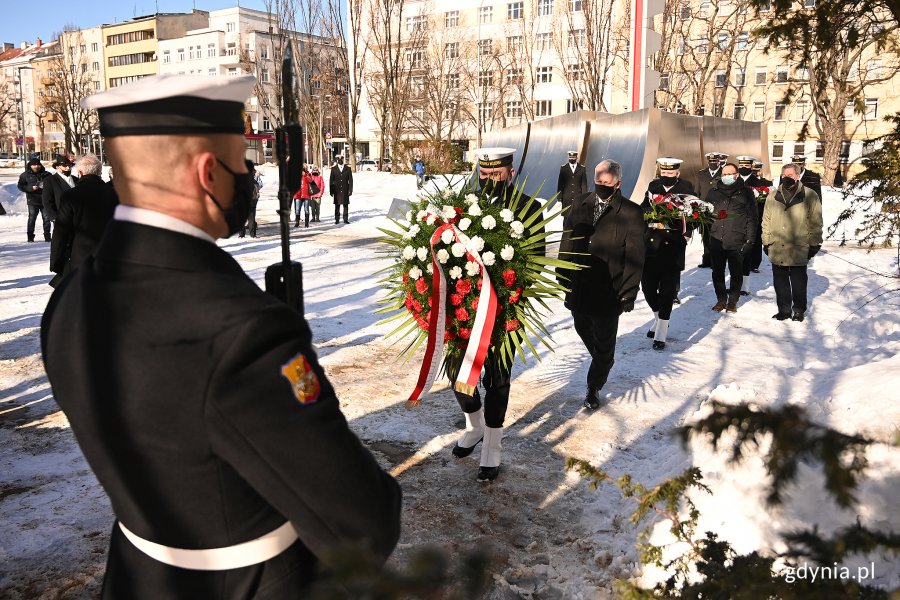 Obchody 79. rocznicy utworzenia Armii Krajowej przy pomniku Armii Krajowej na Skwerze Kościuszki w Gdyni. Fot. Michał Puszczewicz