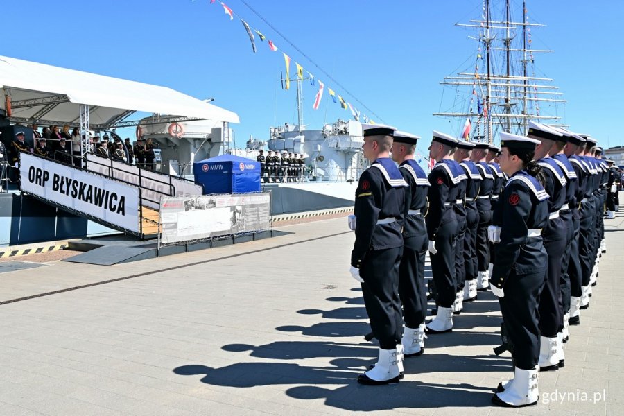 Kompania Reprezentacyjna Marynarki Wojennej podczas uroczystości z okazji Dnia Flagi RP przed okrętem ORP „Błyskawica”