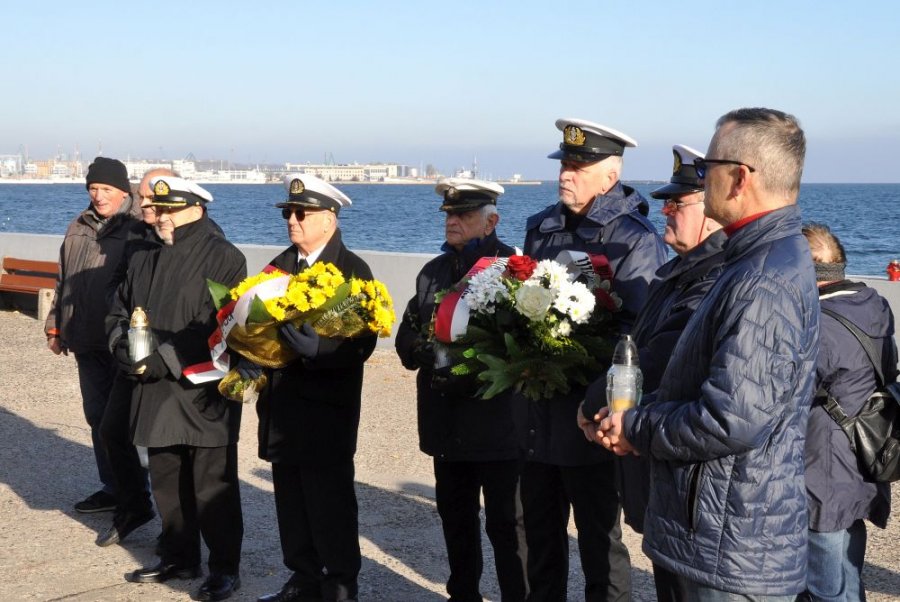 Uczestnicy uroczystości w hołdzie ludziom morza zgromadzeni pomnikiem „Tym, co odeszli na wieczną wachtę”