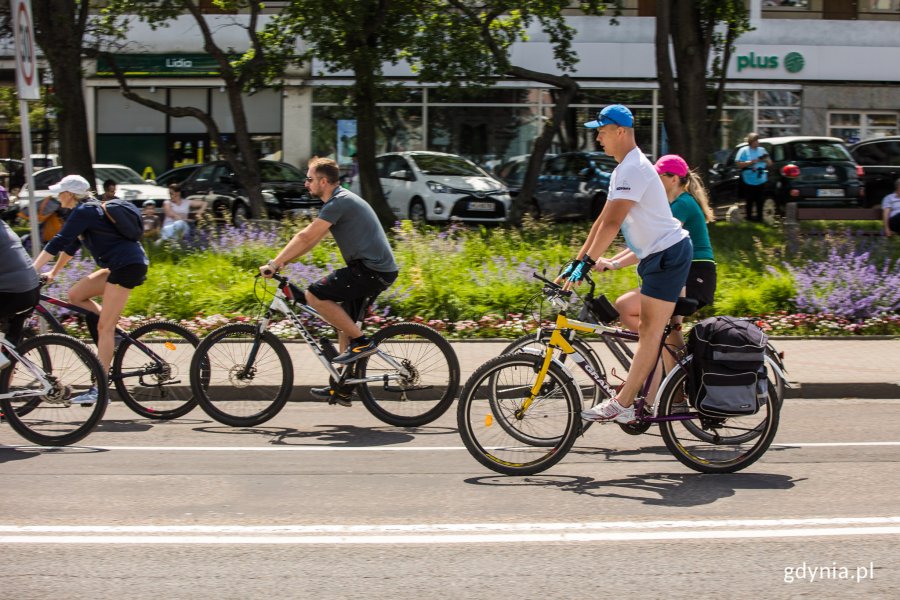 Peleton Północny wjeżdża na skwer Kościuszki//fot. Karol Stańczak