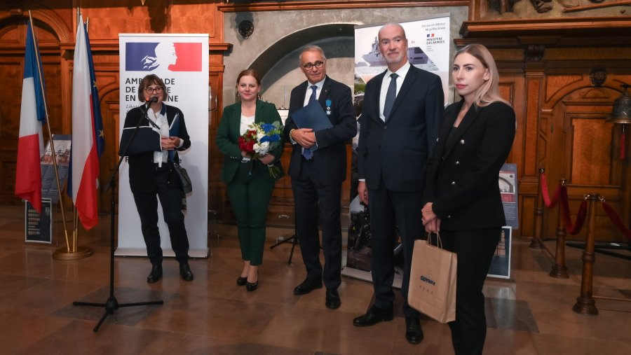 W Dworze Artusa stoją: prezydent Gdyni Aleksandra Kosiorek, konsul honorowy Francji w Trójmieście Alain Mompert, ambasador Francji Étienne de Poncins i radna Gdyni – Anna Salomon
