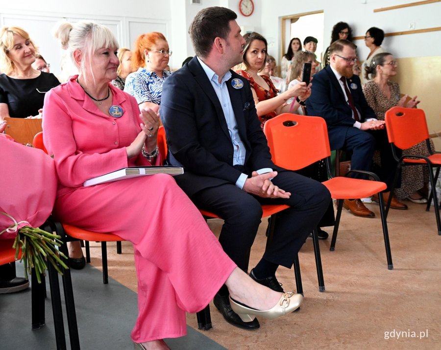 W uroczystości wzięli udział przedstawiciele samorządu oraz zaprzyjaźnione instytucje i przyjaciele przedszkola. Na zdjęciu m.in. naczelnik Wydziału Edukacji Iwona Tadewska i wiceprezydent Maciej Zielonka (fot. Karolina Szypelt)