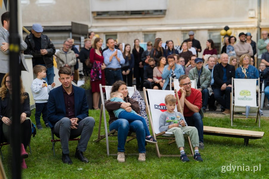 Bankowiec obchodzi 90 urodziny. Goście tłumnie pojawili się na dziedzińcu