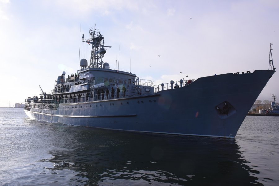 Okręt ORP „Wodnik” wypływający z gdyńskiego portu w zimowy rejs. Na pokładzie stoją podchorążowie z AMW // fot. Bartosz Rutkiewicz/ AMW