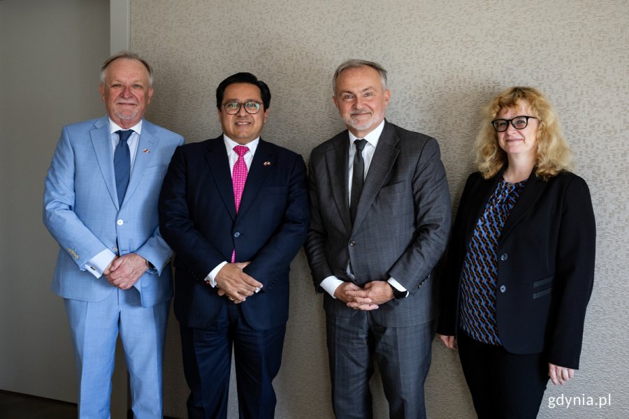 Od lewej: Andrzej Suchecki - konsul honorowy Meksyku w Gdańsku, JE Juan Sandoval Mendiolea - ambasador Meksyku w Polsce, Wojciech Szczurek - prezydent Gdyni oraz Joanna Leman – kierownik Samodzielnego Referatu Współpracy z Zagranicą Urzędu Miasta Gdyni 