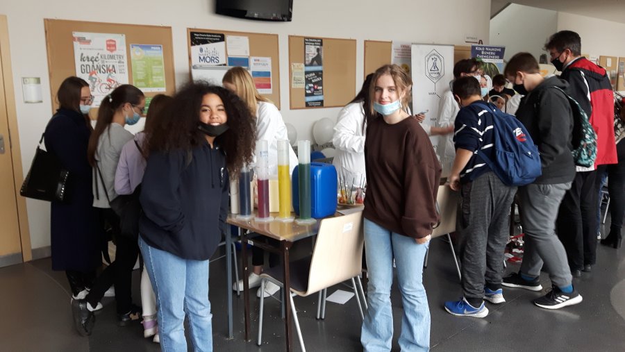 W SP nr 35 działa Szkolny Klub Naukowy, na zdjęciu podczas wizyty na Wydziale Chemii UG // fot. SP 35
