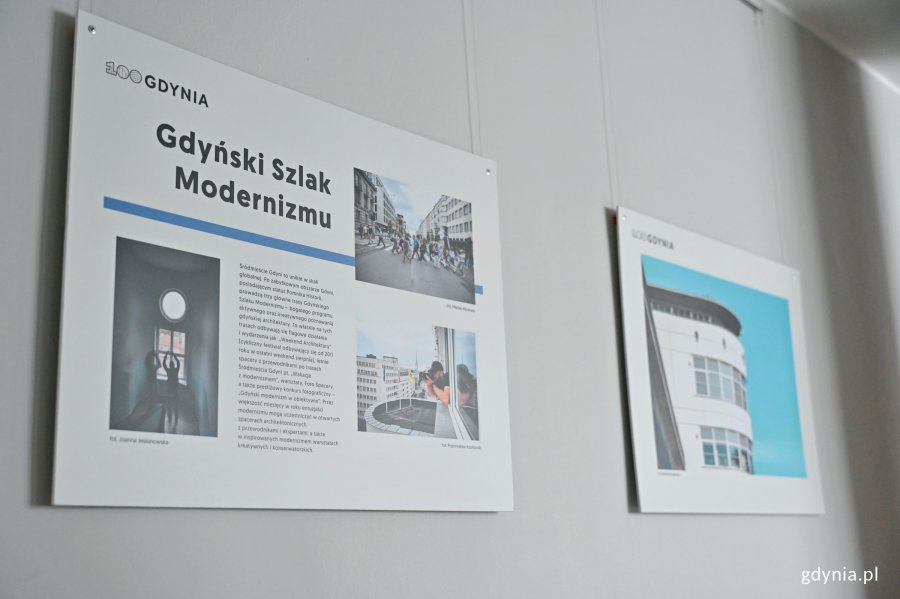 Plansze będące elementami wystawy &bdquo;Gdynia Miasto Modernizmu&rdquo; prezentowanej w Galerii Ratusz na pierwszym piętrze gł&oacute;wnego budynku Urzędu Miasta Gdyni 
