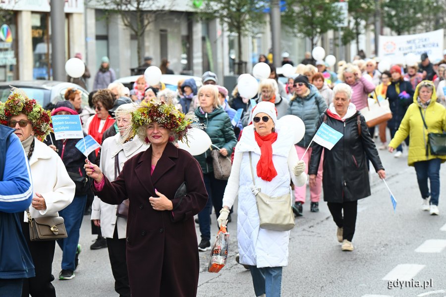 Uczestnicy przemarszu ul. Świętojańską (fot. Michał Puszczewicz)