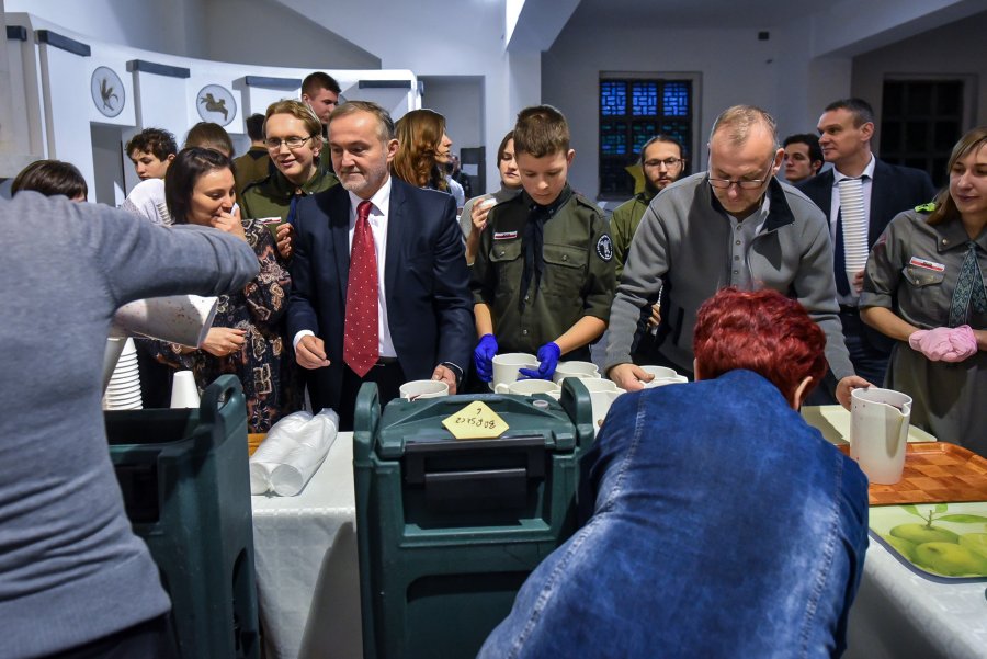 W wigilijnym spotkaniu wzięli udział prezydent Wojciech Szczurek i wiceprezydent Michał Guć // fot. Dawid Linkowski