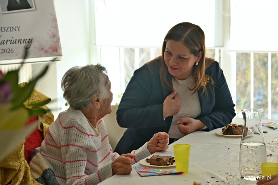 Prezydent Gdyni Aleksandra Kosiorek podczas rozmowy z panią Marianną Grabowską 