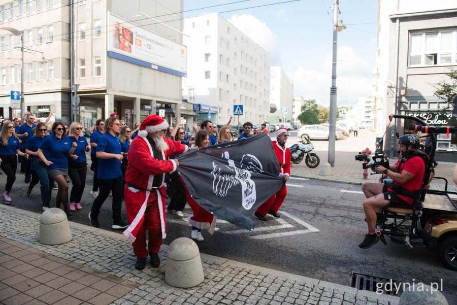 Grupa Gdynian w trakcie kręcenia scen na ulicy Świetojańskiej