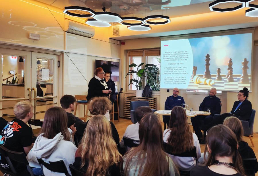 Prelegenci podczas debaty o hejcie w Konsulacie Kultury w Gdyni