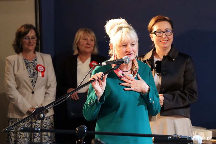 VIII Koncert Patriotyczny &bdquo;Wolna jak ptak&rdquo;, na zdjęciu od lewej: naczelniczka Wydziału Edukacji Iwona Tanewska, Pomorska Wicekuratorka Oświaty Jolanta Jankowska-Żmich, w głębi dyrektorki z przedszkola nr 11 &bdquo;Pod Kasztanaminr i nr 48 &bdquo;Morska Przygoda&rdquo;(fot. Katarzyna Balcerzak)