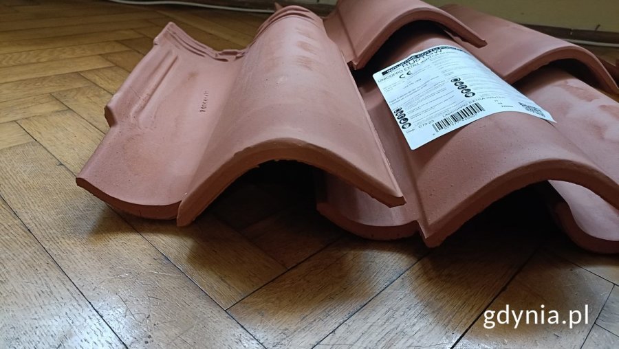 Na zdjęciu ceramiczna dachówka mnich-mniszka