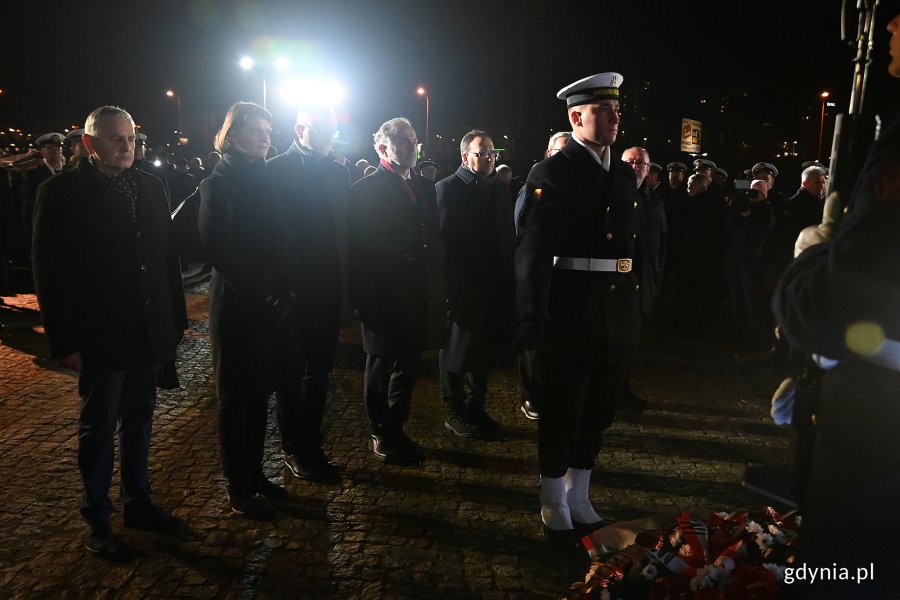 Kwiaty pod pomnikiem złożyła delegacja władz miasta (od lewej): radny miasta Krzysztof Chachulski, wiceprezydent Katarzyna Gruszecka-Spychała, wiceprezydent Michał Guć, prezydent Wojciech Szczurek, wiceprzewodniczący Rady Miasta Andrzej Bień, radny miasta Zenon Roda i wiceprzewodniczący Rady Miasta Stanisław Borski // fot. Michał Puszczewicz 