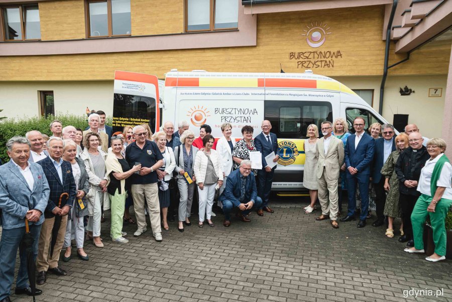 Symboliczna uroczystość przekazania karetki dla hospicjum w Gdyni-Oksywiu, fot. Kamil Złoch