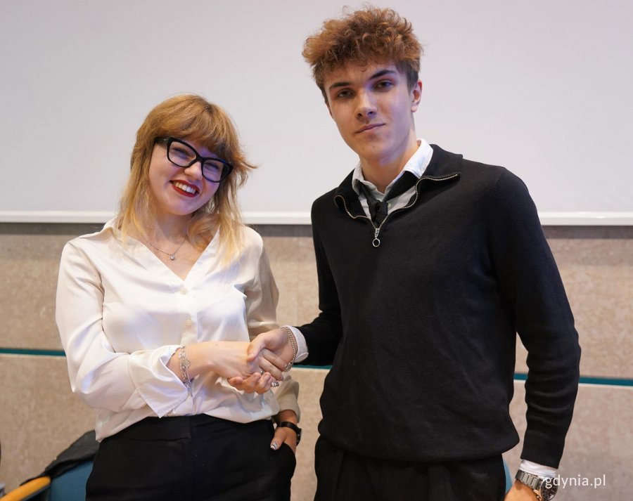Gratulacje! Na zdjęciu Zuzanna Rybikowska (była przewodnicząca) i Aleksy Żukowski (obecny przewodniczący) 