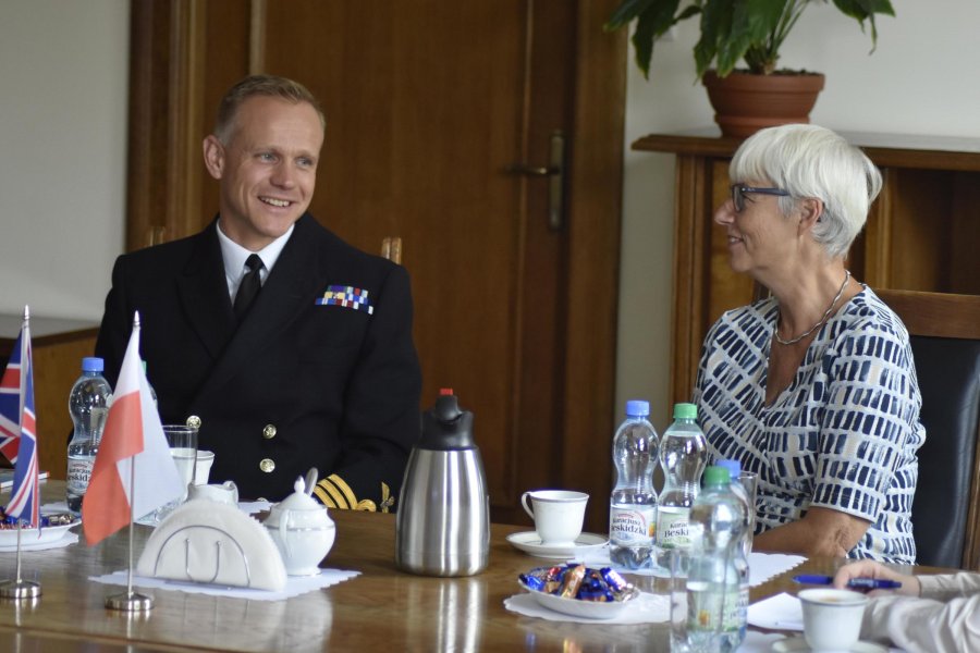 Joanna Zielińska, przewodnicząca Rady Miasta Gdyni i Ben Keith dowódca okrętu HMS Diamond // fot. Lechosław Dzierżak