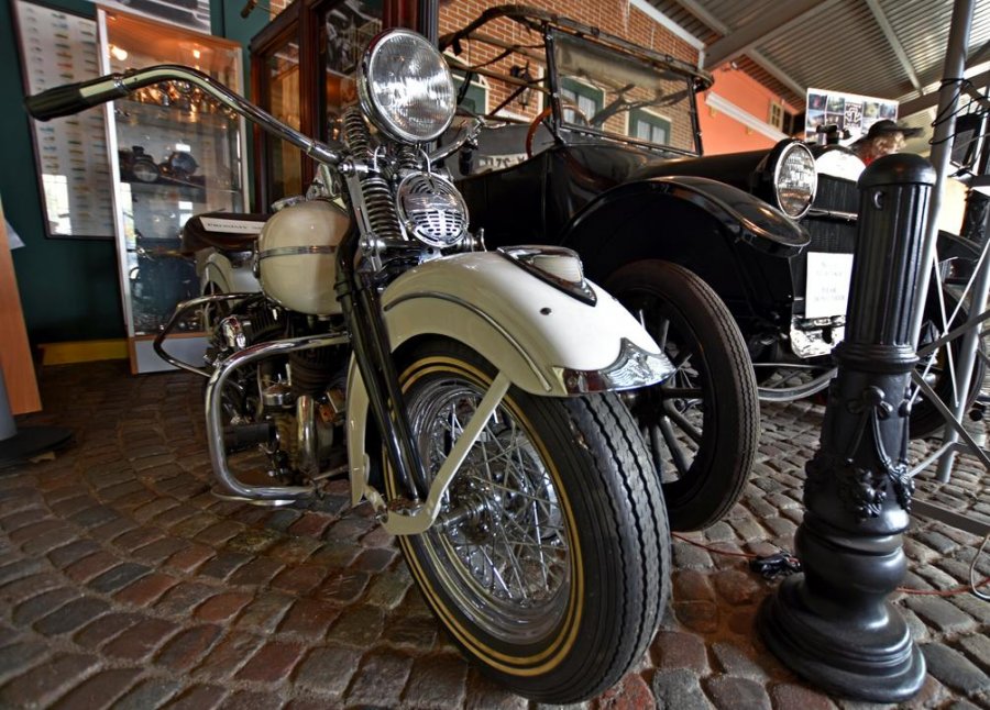 Gdyńskie Muzeum Motoryzacji od teraz, po 10 latach funkcjonowania, oficjalnie może cieszyć się ze statusu prywatnego muzeum, fot. Kamil Złoch