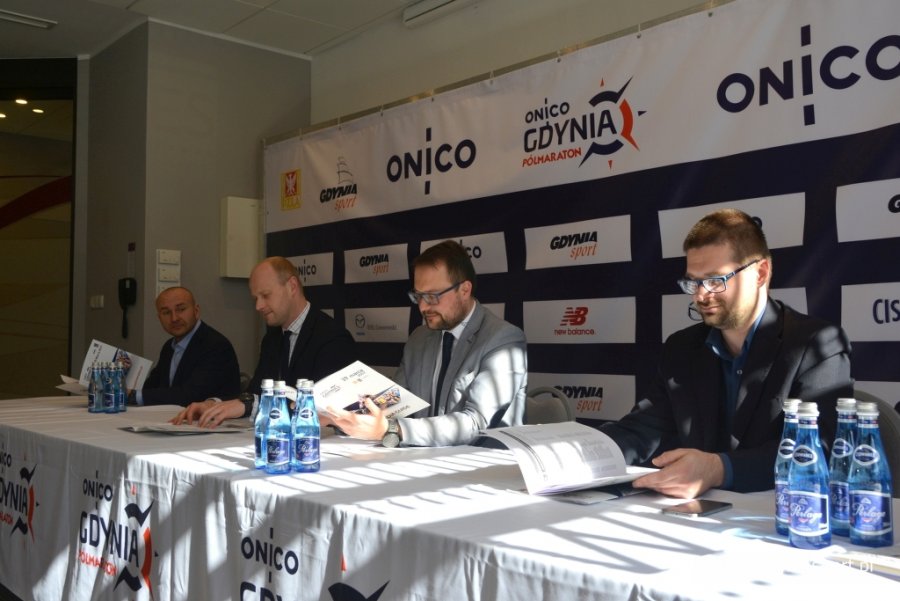 // fot. gdyniasport.pl. Zdjęcie ukazujące prelegentów na konferencji prasowej ONICO Gdynia Półmaraton