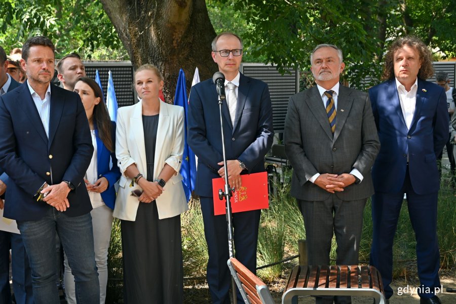 Od lewej: Rafał Trzaskowski - prezydent Warszawy, Agnieszka Pomaska i Barbara Nowacka - posłanki na Sejm RP, prowadzący uroczystość, Wojciech Szczurek - prezydent Gdyni oraz Jacek Karnowski - prezydent Sopotu podczas otwarcia skweru Bohaterskiego Mariupola // fot. Magdalena Czernek