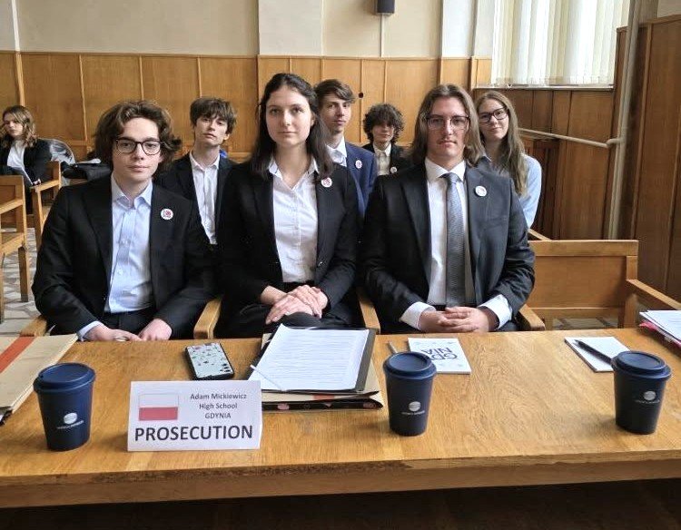 Młodzi ludzie w za stolikiem