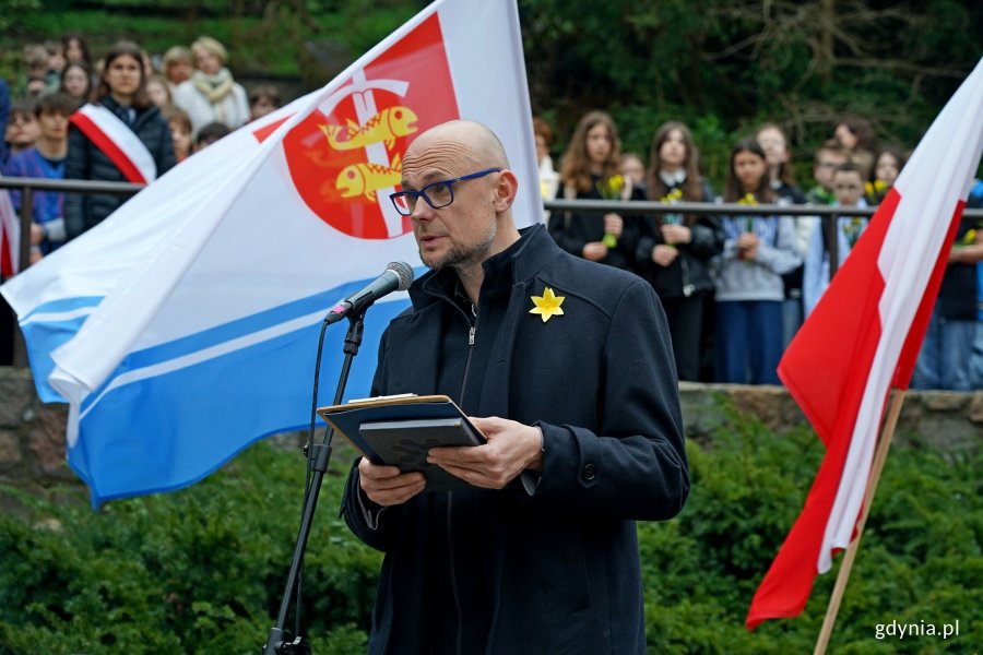 Wiceprezydent Gdyni Bartłomiej Austen przemawiający podczas uroczystości z okazji 82. rocznicy wybuchu powstania w getcie warszawskim
