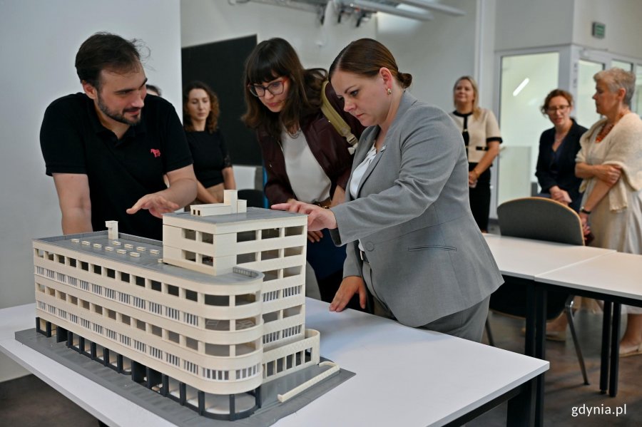 Prezydent Gdyni Aleksandra Kosiorek i dr inż. arch. Paulina Szewczyk &ndash; architektka miasta Gdyni i adiunkt w Katedrze Planowania Przestrzennego na Wydziale Architektury Politechniki Gdańskiej oglądające model budynku PLO  podczas wizyty na Politechnice Gdańskiej 