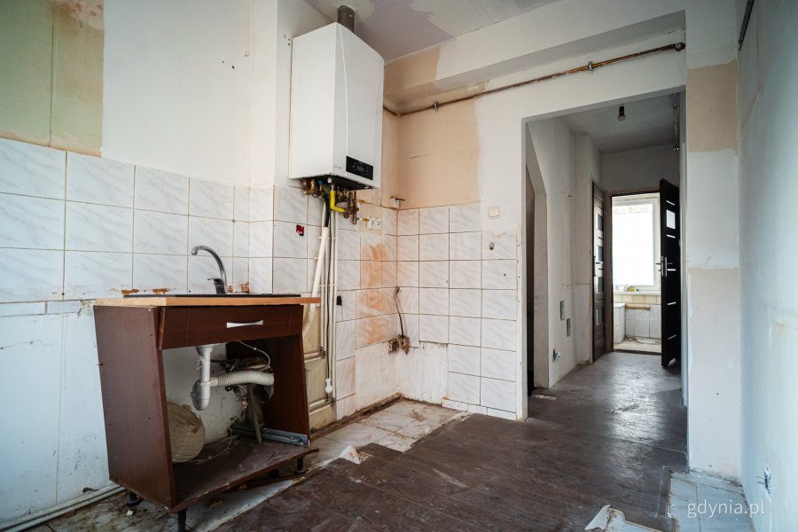Wnętrze jednego z mieszkań komunalnych w Gdyni, kt&oacute;re wymaga remontu i zostanie uwzględnione w programie (fot. Kamil Złoch)
