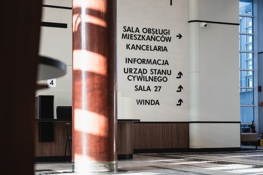 Sala Obsługi Mieszkańc&oacute;w w Urzędzie Miasta Gdyni po remoncie (fot. Kamil Złoch)