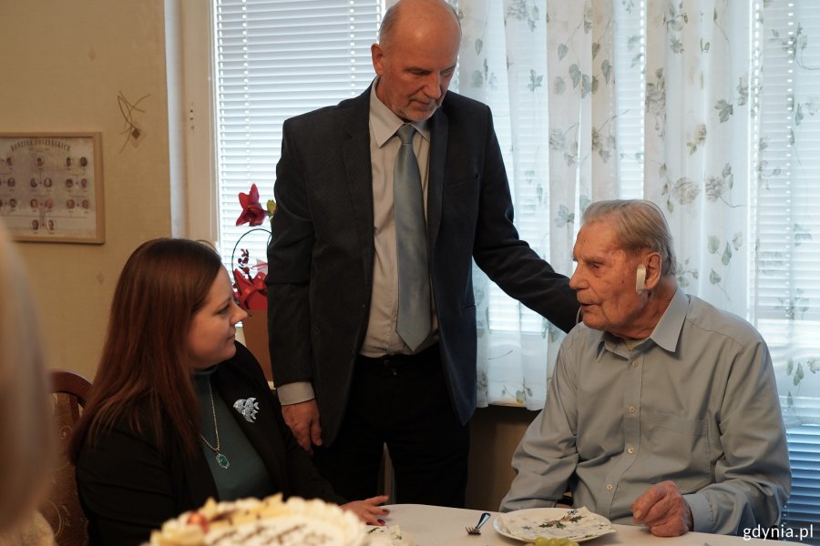 Spotkanie było okazją do wspomnień i rozm&oacute;w o Gdyni. Na zdjęciu: prezydent gdyni Aleksandra Kosiorek wraz z jubilatem Stanisławem Soszyńskim i synem (fot. Magda Śliżewska)