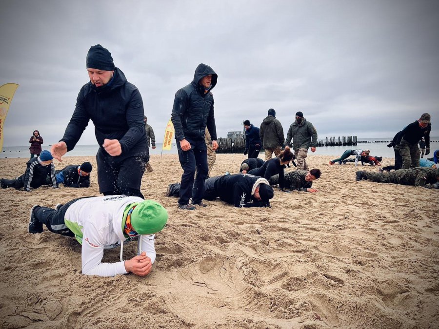 Sobotni trening komandosów Formozy z mieszkańcami na plaży Babie Doły